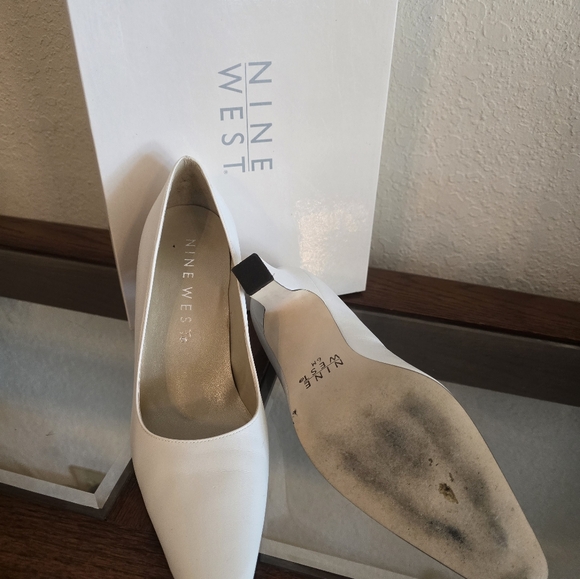 Nine West white leather classic pumps/heels. - Picture 4 of 5